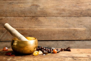 Tahta masadaki altın kaseli kompozisyon, yazı için yer. Ses iyileştirme