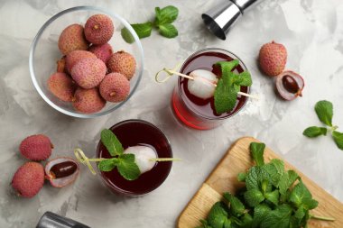 Gri mermer masa üzerinde liçi kokteyli ile düz konum