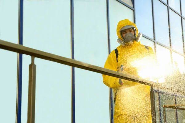 Persona Traje Materiales Peligrosos Con Rociador Desinfectante Limpiando Barandillas Metálicas —  Fotos de Stock