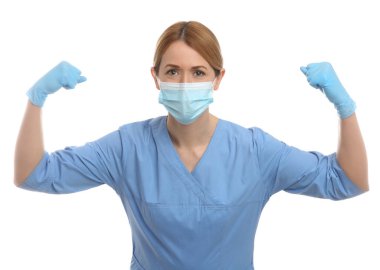 Koruyucu maskeli doktor beyaz arka planda kaslar gösteriyor. Güçlü bağışıklık kavramı