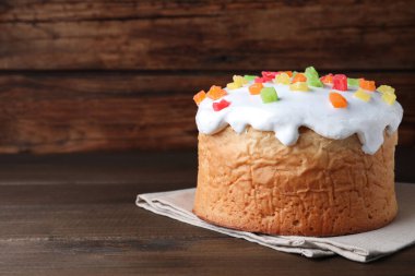 Geleneksel süslü Paskalya pastası ahşap masada. Metin için boşluk