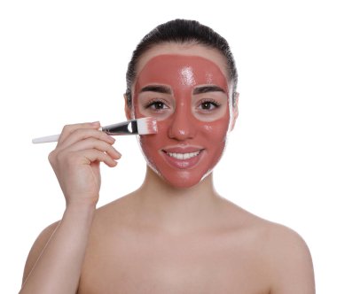 Beyaz arka plana nar maskesi takan kadın