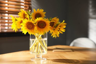 Masadaki güzel ayçiçeği buketi