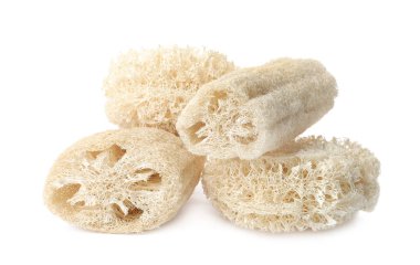 Beyaz arka planda doğal duş lifleri.