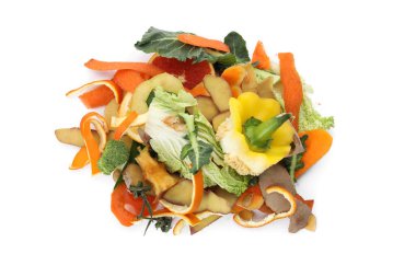 Beyaz arkaplanda gübreleme için organik atık yığını, üst görünüm