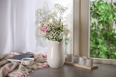 Pencere pervazında güzel taze çiçekler