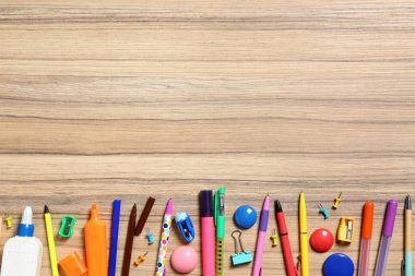 Tahta arkaplan üzerinde farklı kırtasiyelere sahip düz kompozisyon, metin için boşluk