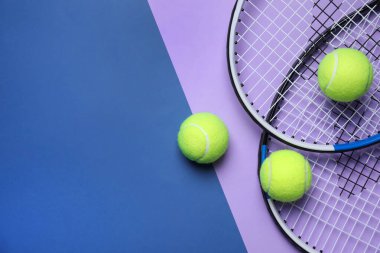 Tenis raketleri ve renkli arka planda toplar, düz yatış. Metin için boşluk