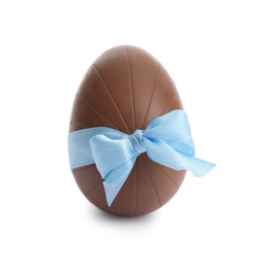 Açık mavi yaylı çikolata yumurtası beyaza izole edilmiş.
