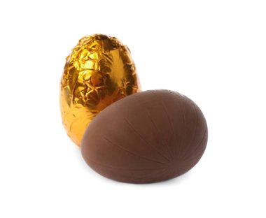 Beyaz arka planda iki çikolatalı yumurta.