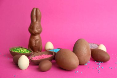 Tatlı çikolatalı yumurta ve pembe arka planda tavşan