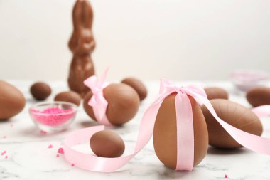 Beyaz mermer masada çikolatalı yumurtalar. Metin için boşluk