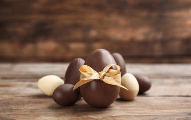 Tahta masada tatlı çikolata yumurtaları. Metin için boşluk