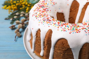 Açık mavi ahşap masaya serpiştirilmiş Paskalya pastası, yakın plan. Metin için boşluk