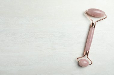 Açık arka planda doğal yeşim taşlı yüz silindiri, üst manzara. Metin için boşluk