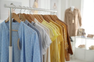 Modern butikte şık kadın kıyafetleri koleksiyonu.