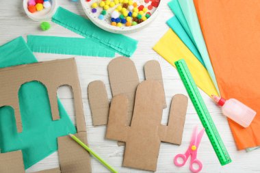 Malzemeler ve aletler beyaz ahşap masada, düz yerde. Kaktüs piñata DIY