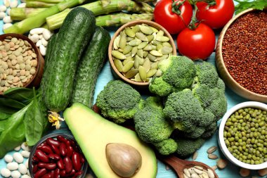 Taze sebzeler ve tohumlar açık mavi ahşap masa, düz uzanmış