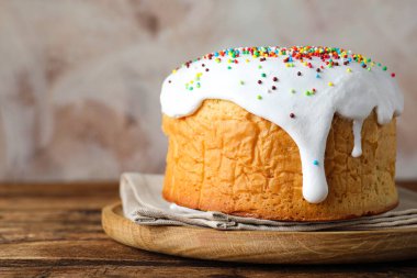 Tahta masadaki kremalı güzel Paskalya pastası.