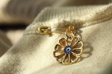 Giysilerdeki nazar boncuğu, yakın plan.