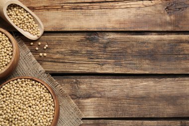 Ahşap masada soya, düz uzanmış. Metin için boşluk