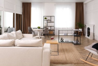 Oturma odasının içinde rahat bir kanepe var.