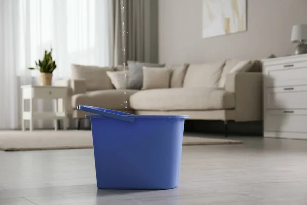 Water Dripping Ceiling Plastic Bucket Floor Living Room Leaking Roof — Stock Photo, Image