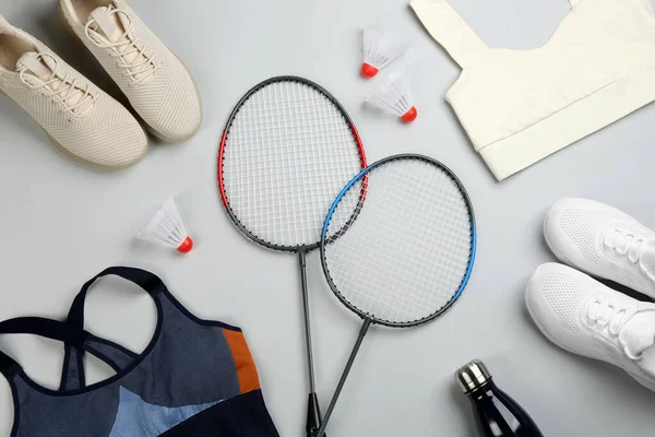 Flatt Slagverk Med Racketer Skyttelkuker Lysegrå Bakgrunn Spiller Badminton – stockfoto