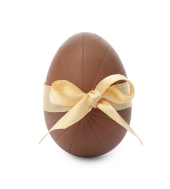 Beyaz yay ile izole edilmiş çikolata yumurtası