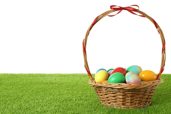 Cesta Mimbre Con Huevos Pascua Sobre Hierba Verde Sobre Fondo —  Fotos de Stock