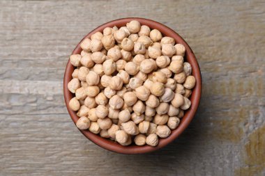 Tahta masadaki nohutlar, üst manzara.