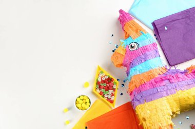 Karton eşekle düz kompozisyon ve beyaz zemin üzerinde malzemeler, metin için boşluk. Pinata DIY