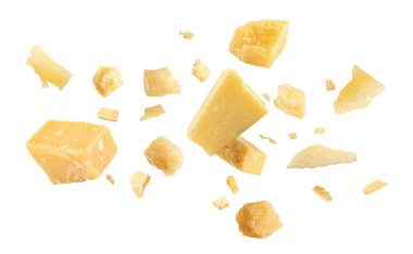 Beyaz arka planda uçan lezzetli parmesan peyniri parçaları.