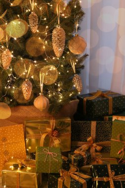 Noel ağacının altında çok farklı hediyeler var.