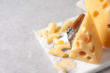 Açık gri masada leziz taze, yakın plan. Metin için boşluk