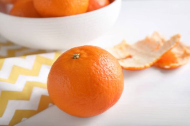 Lezzetli taze mandalina beyaz masada.