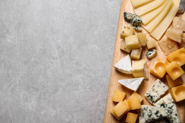 Peynir tabağı gri masada, üst manzara. Metin için boşluk