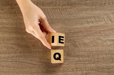 E harfleriyle küplere dönüşen kadın ve ben, Q 'nun yanında, tahta masada, üst tarafta. Metin için boşluk