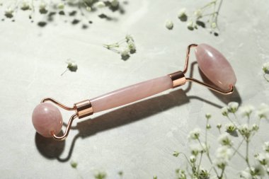 Doğal yüz silindiri ve gri mermer arka planda çiçekler