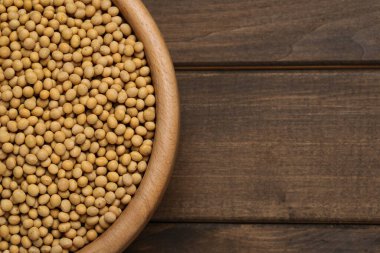 Ahşap masadaki kasede soya sosu, üst manzara. Metin için boşluk