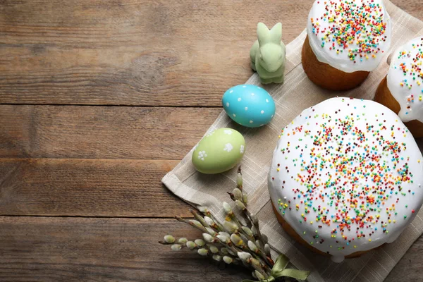 Tahta masanın üzerinde Paskalya pastaları olan düz bir kompozisyon. Metin için boşluk