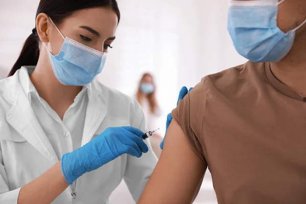 Doctor Giving Injection Patient Hospital Vaccination Campaign — Stock Photo, Image