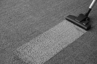 Halıda modern elektrikli süpürge. Metin için boşluk