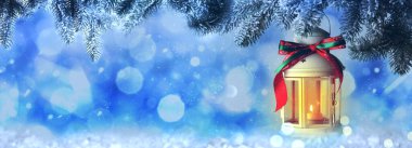 Köknar ağacının dalında asılı güzel bir Noel feneri, bokeh etkisi. Metin için alanı olan pankart tasarımı