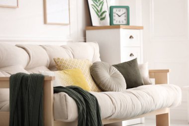 Modern oturma odasının içi rahat kanepeyle dolu.