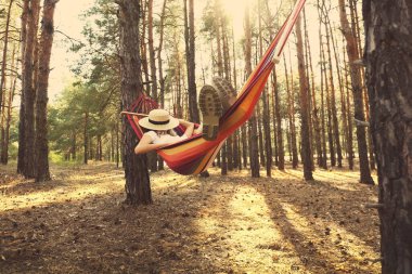 Yaz günü hamakta dinlenen bir kadın.