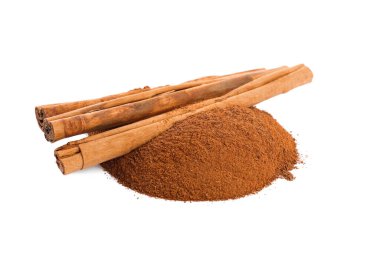 Aromatik tarçın çubukları ve beyaz arkaplanda pudra