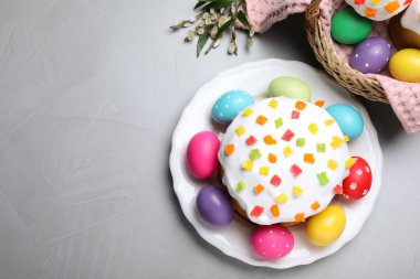 Paskalya pastası ve açık gri masaya boyanmış yumurtalar.