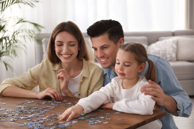 Mutlu aile evde bulmacalarla oynuyor.