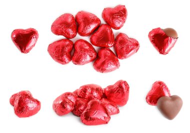 Beyaz arka planda nefis kalp şekilli çikolata şekerlemeleri, üst manzara.